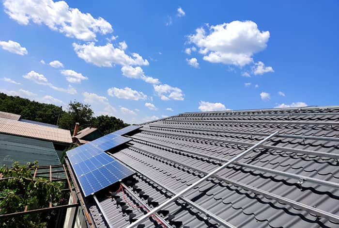 Монтаж СЭС на крыше дома Процесс монтажа солнечной электростанции на крыше частного дома