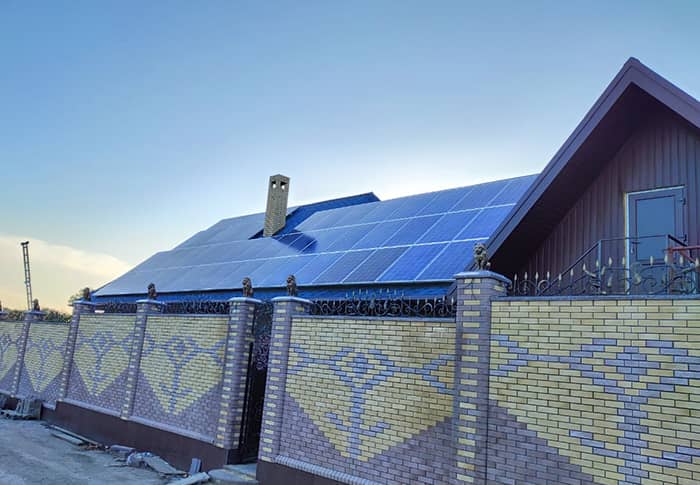 Солнечные панели на крыше дома Солнечная станция на крыше дома