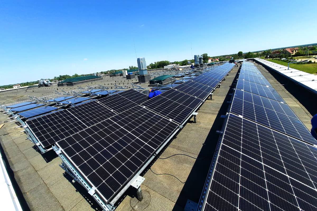 Процес будівництва сонячної електростанції для комплексу Shambala, м. Київ