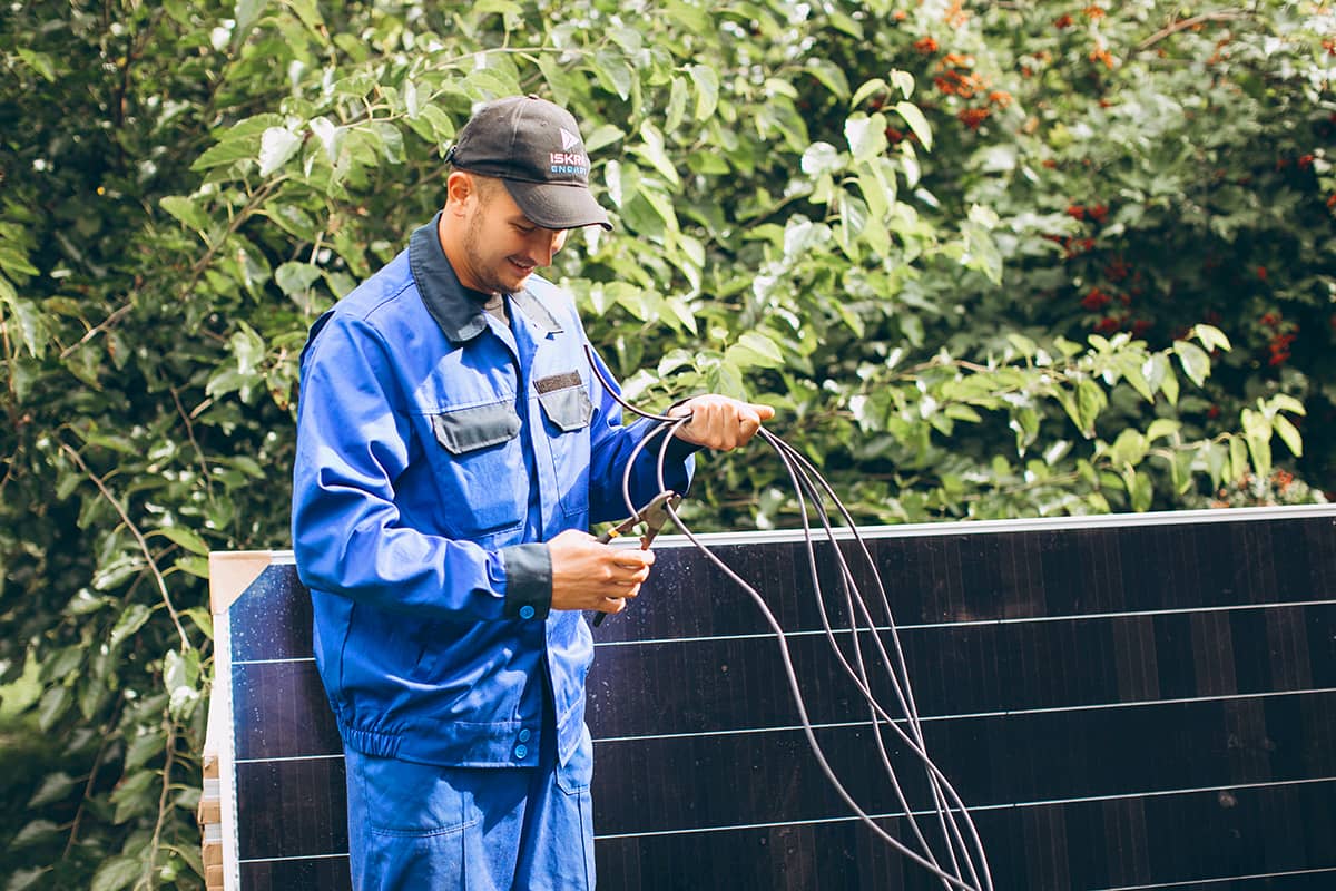 Підготовка до монтажу соняччних панелей на дах будівлі