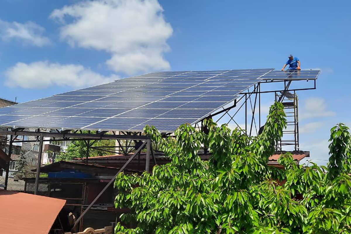 Процес встановлення сонячної станції над будівлею
