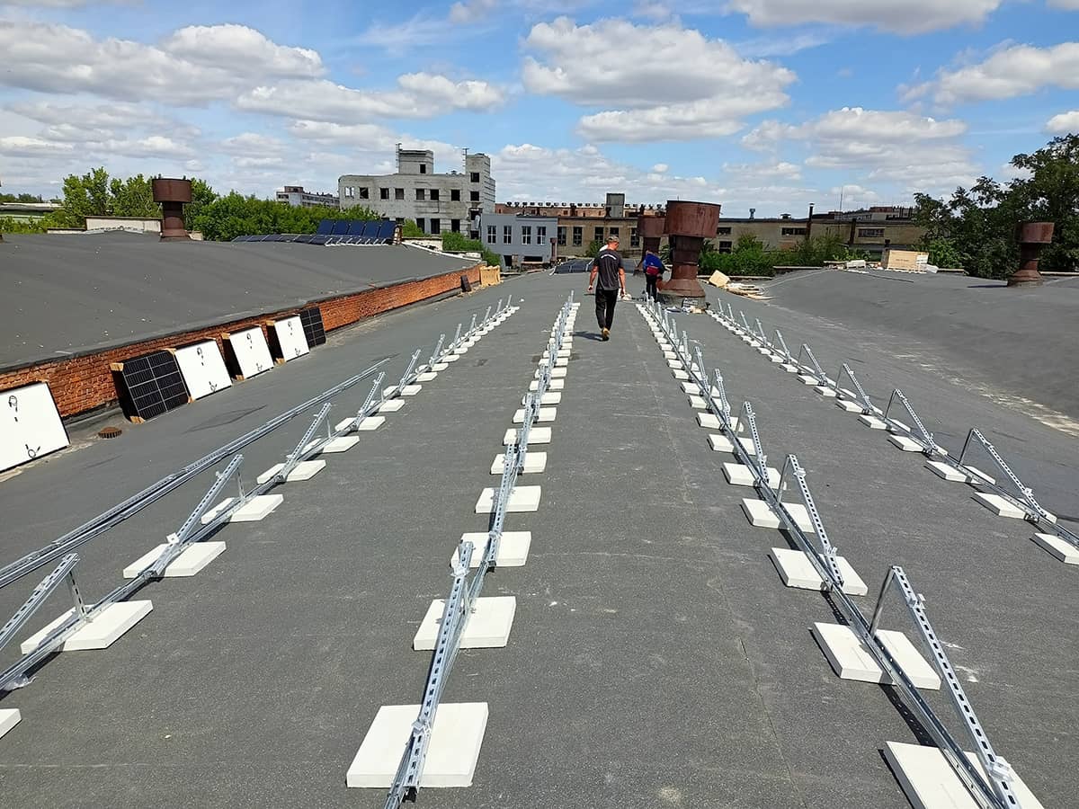 Встановлення монтажних конструкцій для кріплення сонячних панелей