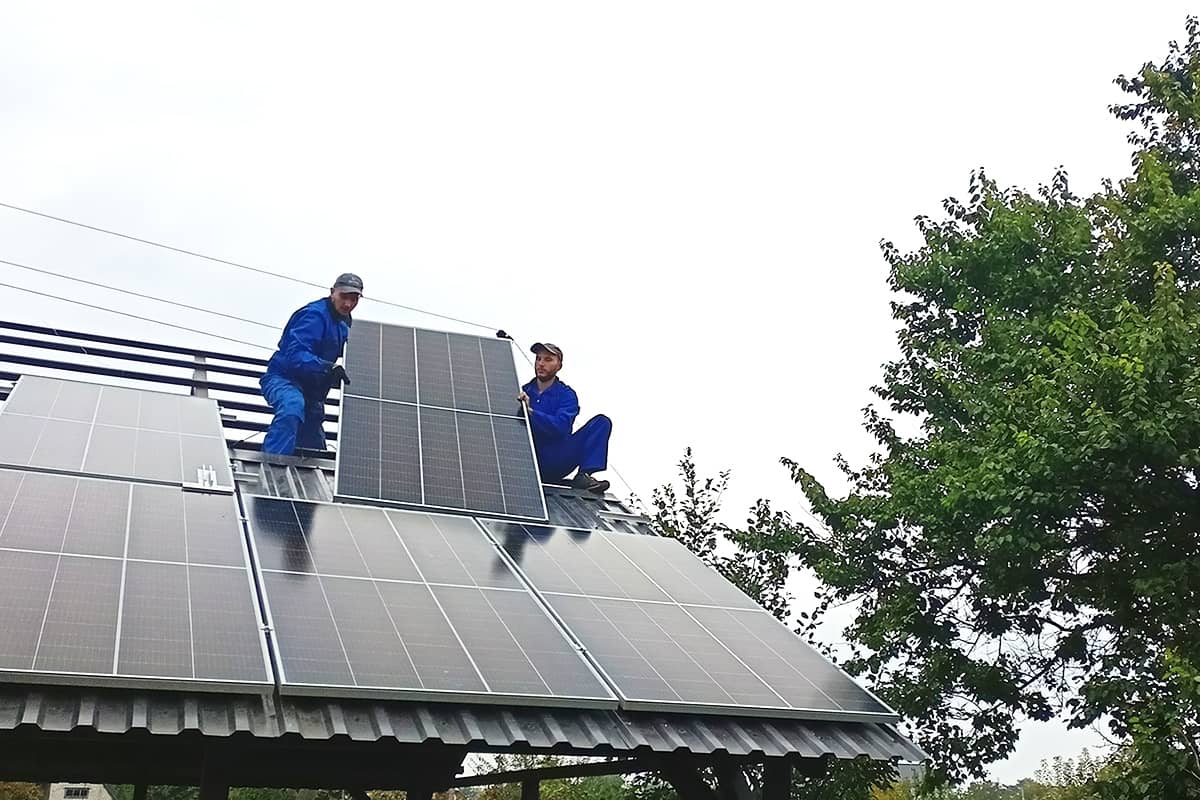 Монтаж панелей сонячної станції співробітниками підприємства