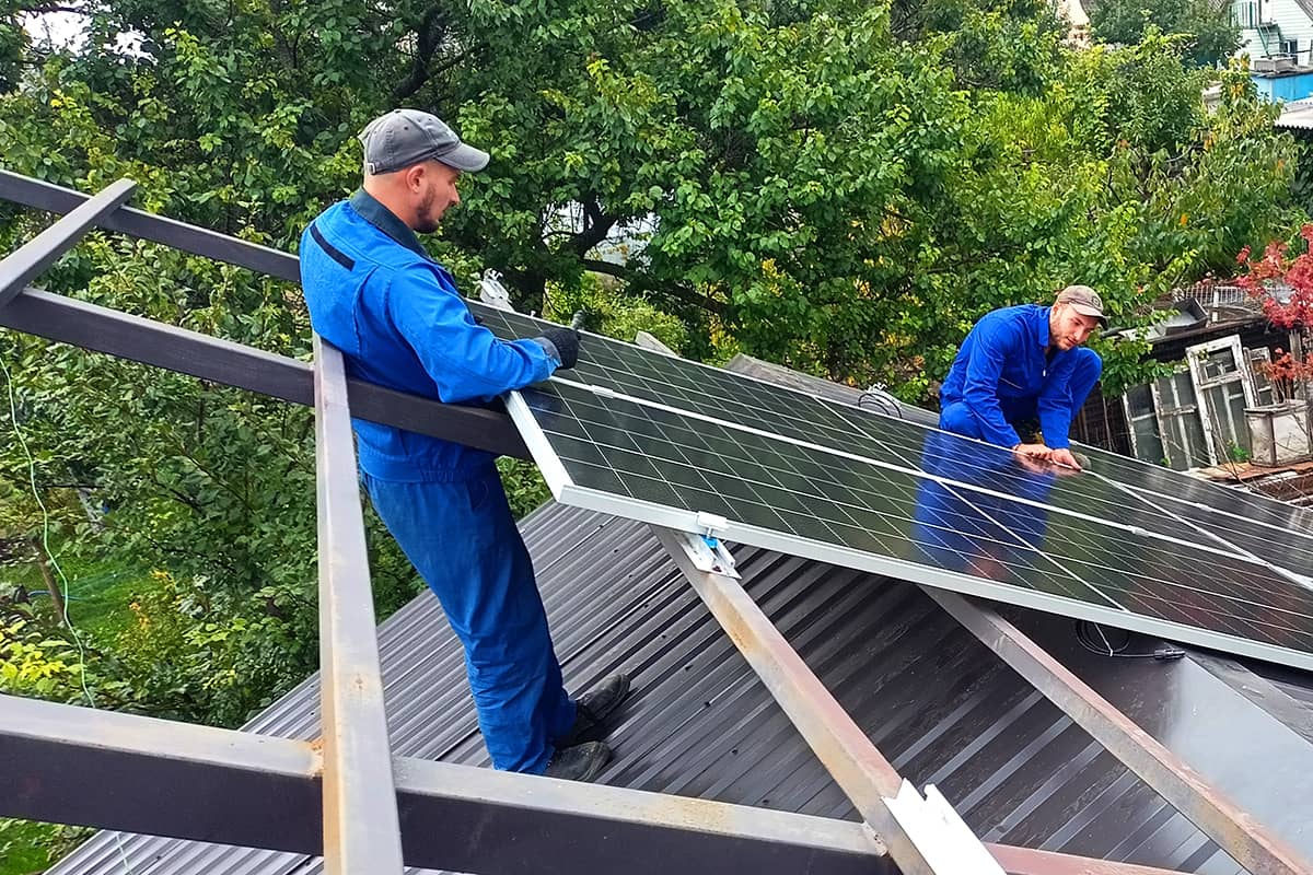 Монтаж панелей для дахової сонячної електростанції