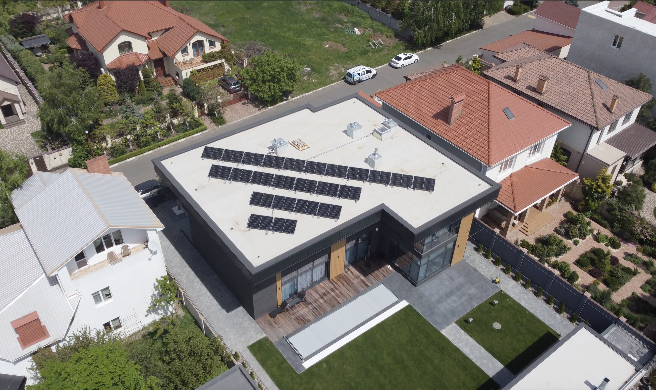 Гибридная солнечная станция на 12 кВт на плоской крыше частного дома